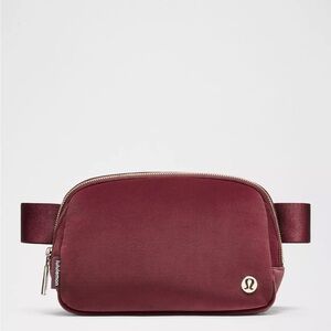 Everywhere Belt Bag Velour - Wine Berry Gold